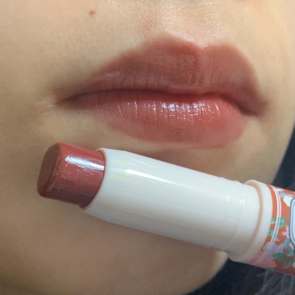 インフルエンサーがキャンメイク　ステイオンバームルージュを唇に塗った写真