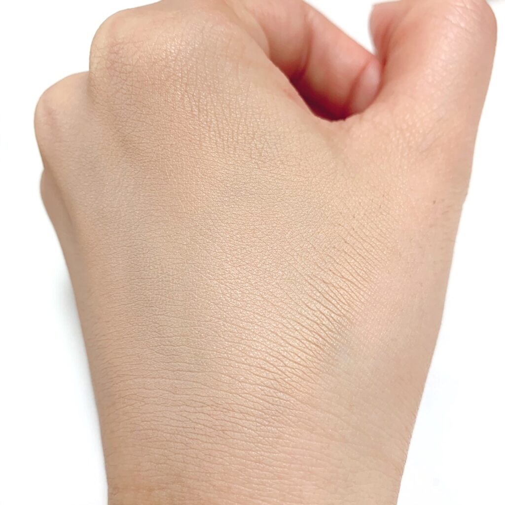 クリオ　キル カバー ファンウェア クッション エックスピーを手の甲に塗った写真