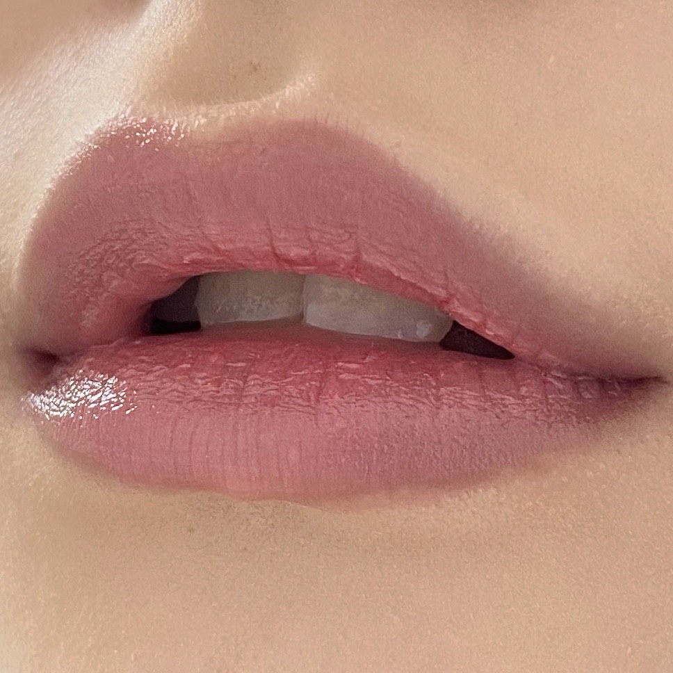 ちふれの口紅（118ピンク系）を塗った唇の写真