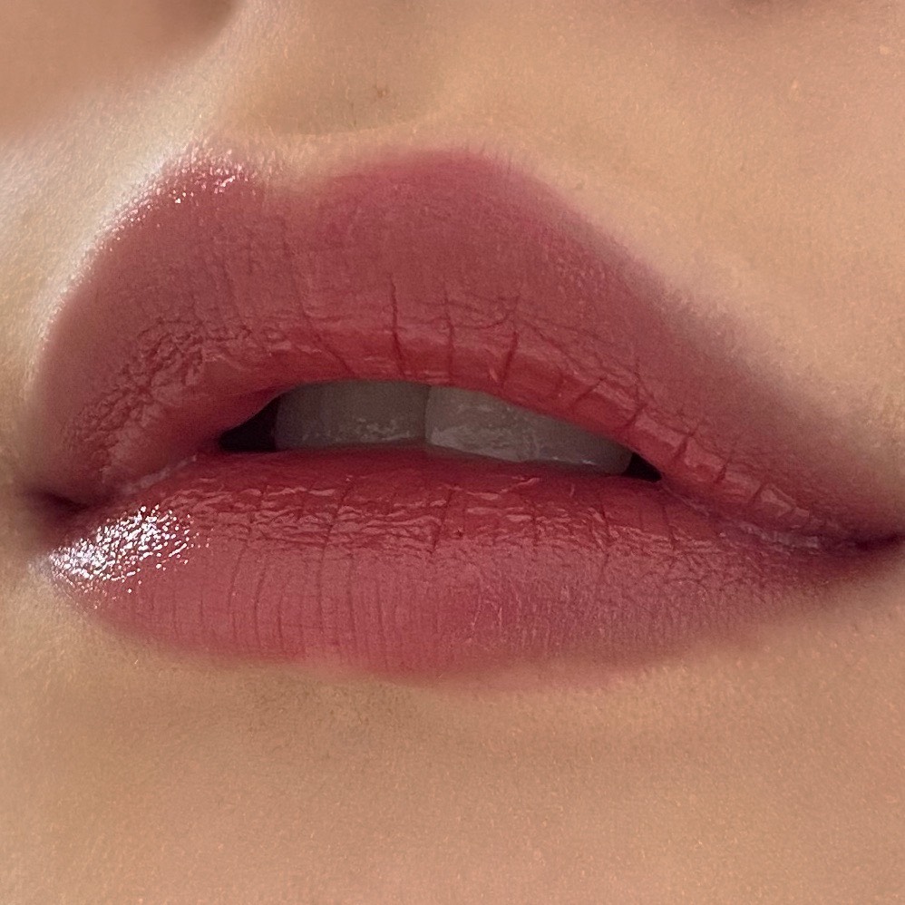 ちふれの口紅（154ピンク系）を塗った唇の写真