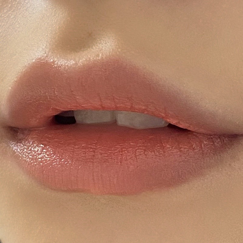 ちふれの口紅（418オレンジ系）を塗った唇の写真