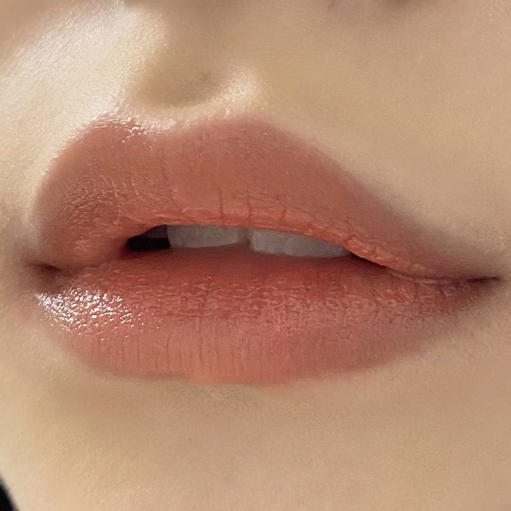 ちふれの口紅（419オレンジ系）を塗った唇の写真