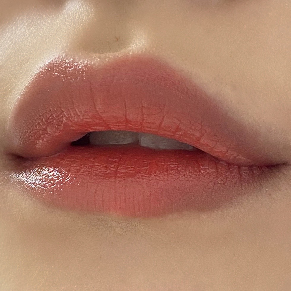 ちふれの口紅（421オレンジ系）を塗った唇の写真