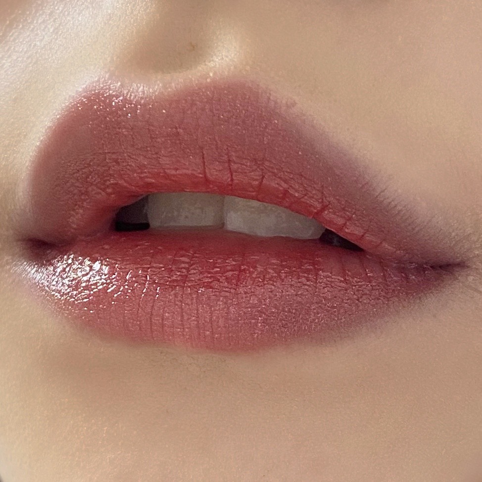 ちふれの口紅（517レッド系パール）を塗った唇の写真