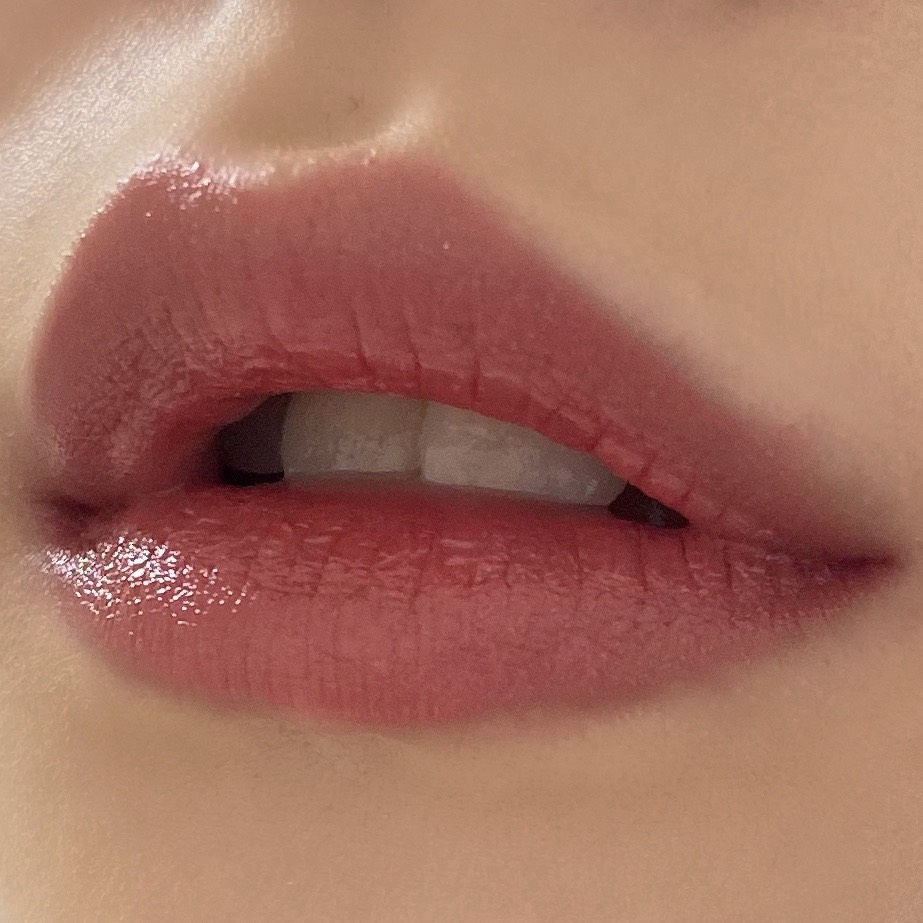ちふれの口紅（553レッド系）を塗った唇の写真