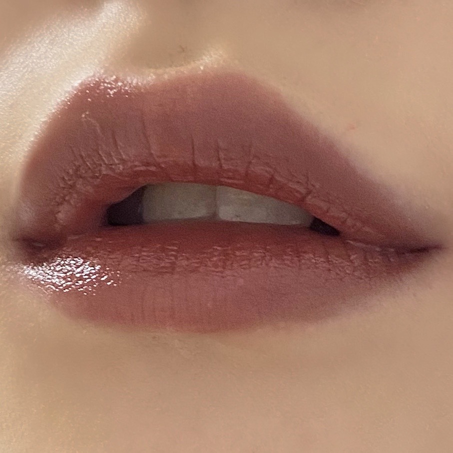 ちふれの口紅（748ブラウン系）を塗った唇の写真